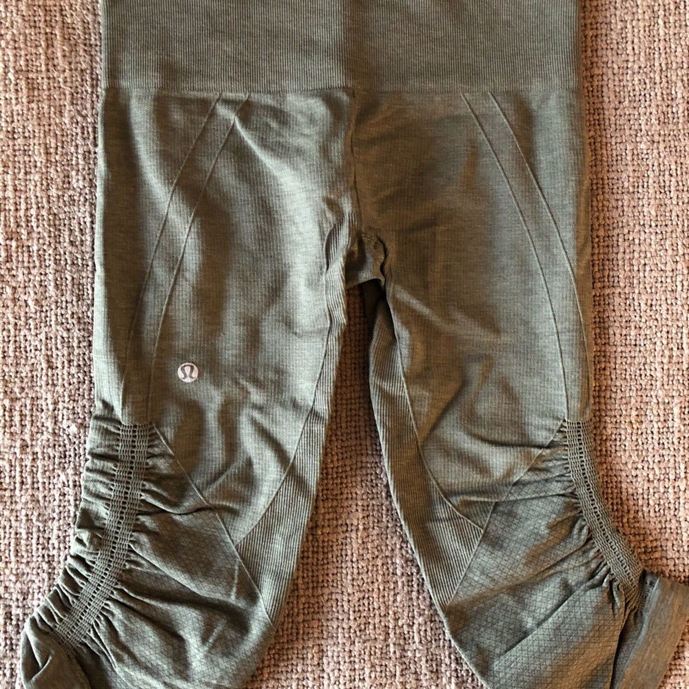 Lululemon seamless crops / size 4. (Olive & Navy)